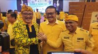 SUGAWA Korry (kiri), Sumarjaya Linggih, dan Syahmud Basri Ngabalin (kanan) salam komando usai pembukaan pendidikan politik dan TOT Badan Saksi Nasional Partai Golkar (BSNPG) di Denpasar, Rabu (4/10/2023). Foto: ist SUGAWA Korry (kiri), Sumarjaya Linggih, dan Syahmud Basri Ngabalin (kanan) salam komando usai pembukaan pendidikan politik dan TOT Badan Saksi Nasional Partai Golkar (BSNPG) di Denpasar, Rabu (4/10/2023). Foto: ist