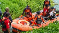 TIM SAR dibantu warga mengevakuasi jenazah Ketut Wijana seorang nelayan yang tenggelam di Danau Buyan. Foto: ist TIM SAR dibantu warga mengevakuasi jenazah Ketut Wijana seorang nelayan yang tenggelam di Danau Buyan. Foto: ist
