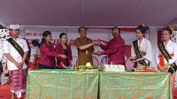 I Wayan Sugianta menyerahkan potongan tumpeng kepada AA Putu Gede Astara saat puncak perayaan HUT ke-41 SMPN 7 Denpasar, Senin (9/10/2023). Foto: tra I Wayan Sugianta menyerahkan potongan tumpeng kepada AA Putu Gede Astara saat puncak perayaan HUT ke-41 SMPN 7 Denpasar, Senin (9/10/2023). Foto: tra
