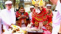 WALI kota Denpasar, IGN Jaya Negara, usai ngayah mesolah Topeng Arsa Wijaya, ngelingga tangan atau menandatangani prasasti Balai Banjar Merthayasa saat menghadari upacara melaspas, mendem pedagingan dan pujawali Pura Taman Sari, Banjar Merthayasa, Senin (23/10/2023). Foto: ist WALI kota Denpasar, IGN Jaya Negara, usai ngayah mesolah Topeng Arsa Wijaya, ngelingga tangan atau menandatangani prasasti Balai Banjar Merthayasa saat menghadari upacara melaspas, mendem pedagingan dan pujawali Pura Taman Sari, Banjar Merthayasa, Senin (23/10/2023). Foto: ist