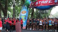 WALI Kota Denpasar, I Gusti Ngurah Jaya Negara, melepas 1.800 orang peserta lomba lari bertajuk Denpasar Catur Muka 5K pada Minggu (19/11/2023) pagi. Foto: ist