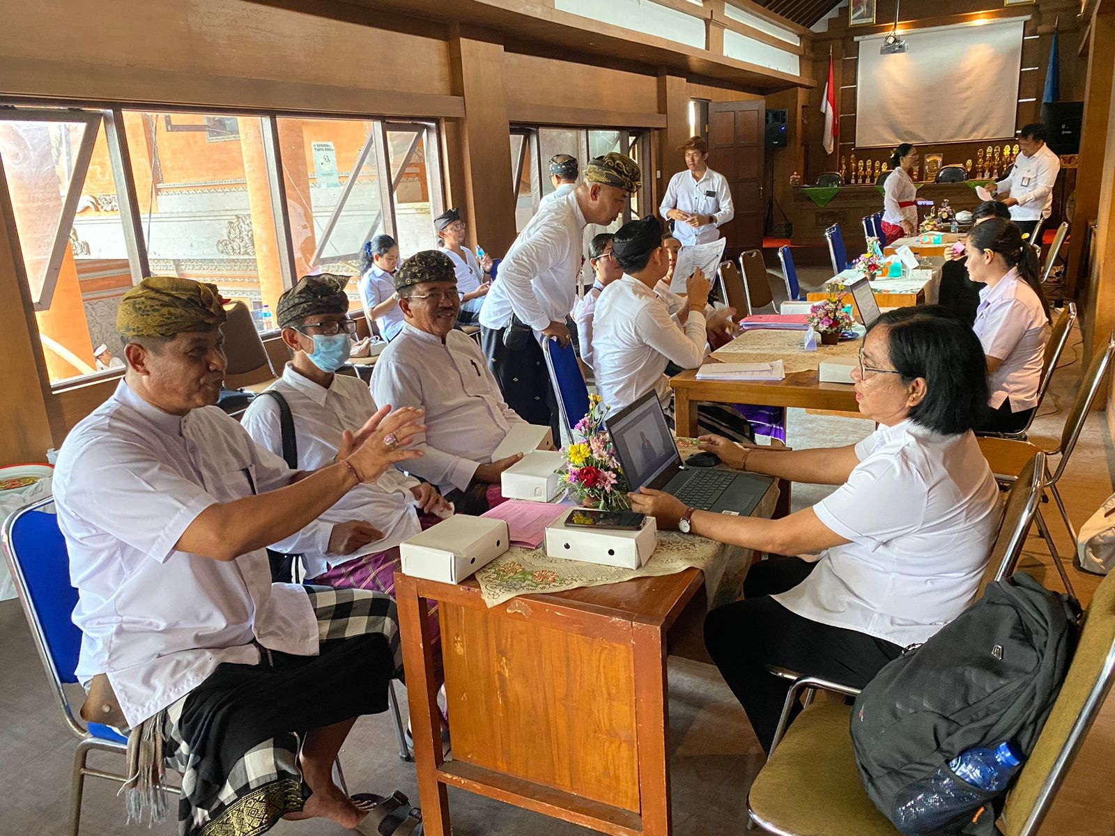 ASESMEN atau penilaian Desa Anti-Korupsi oleh Tim Replikasi Desa Anti-Korupsi Provinsi Bali di ruang pertemuan Desa Peliatan, Rabu (22/11/2023). Foto: ist
