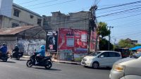 BALIHO PSI dengan wajah Ketua Umum Kaesang Pangarep terpasang di salah satu sudut Kota Denpasar, bersanding dengan baliho caleg PDIP. Menariknya, wajah Presiden Jokowi yang juga ayah Kaesang, masih terpampang menghiasi baliho para caleg PDIP. Foto: ist BALIHO PSI dengan wajah Ketua Umum Kaesang Pangarep terpasang di salah satu sudut Kota Denpasar, bersanding dengan baliho caleg PDIP. Menariknya, wajah Presiden Jokowi yang juga ayah Kaesang, masih terpampang menghiasi baliho para caleg PDIP. Foto: ist