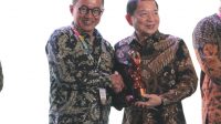 MENTERI PPN/Kepala Bappenas, Suharso Monoarfa (kanan) saat memberikan penghargaan kepada PLN. Foto: ist MENTERI PPN/Kepala Bappenas, Suharso Monoarfa (kanan) saat memberikan penghargaan kepada PLN. Foto: ist
