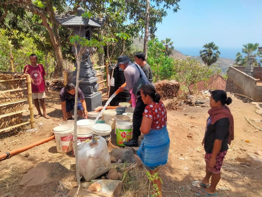 BPBD Karangasem melaksanakan pendistribusian air bersih ke wilayah yang masih mengalami kekeringan atau kesulitan air, akibat musim panas ekstrem berkepanjangan di wilayah Desa Seraya Timur dan Desa Seraya Tengah, Selasa (21/11/2023). Foto: ist