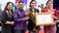 BUNDA PAUD Gianyar periode 2018-2023, Ida Ayu Surya Adnyani Mahayastra, menerima apresiasi Bunda PAUD Nasional 2023 dari Kementerian Pendidikan, Kebudayaan, Riset dan Teknologi (Kemendikbud Ristek) di Mercure Convention Centre Ancol. Foto: ist BUNDA PAUD Gianyar periode 2018-2023, Ida Ayu Surya Adnyani Mahayastra, menerima apresiasi Bunda PAUD Nasional 2023 dari Kementerian Pendidikan, Kebudayaan, Riset dan Teknologi (Kemendikbud Ristek) di Mercure Convention Centre Ancol. Foto: ist