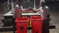 PEMBAGIAN bak sampah di Desa Adat Lodtunduh, Selasa (7/11/2023). Foto: adi PEMBAGIAN bak sampah di Desa Adat Lodtunduh, Selasa (7/11/2023). Foto: adi