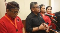 HASTO Kristiyanto (dua kiri) saat memberi keterangan ke media didampingi Sekretaris DPD PDIP Bali, IGN Jaya Negara (kiri). Foto: hen HASTO Kristiyanto (dua kiri) saat memberi keterangan ke media didampingi Sekretaris DPD PDIP Bali, IGN Jaya Negara (kiri). Foto: hen