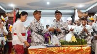 WALI Kota Denpasar, I Gusti Ngurah Jaya Negara, saat menghadiri Peringatan Puncak Peringatan HUT PGRI ke-78 dan Hari Guru Nasional Tahun 2023 berlangsung meriah yang dipusatkan di Aula Serbaguna Gedung SMK PGRI 3 Denpasar, Senin (27/11/2023). Foto: ist