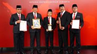IDA Dalem Semaraputra selaku ahli waris bersama Pj. Gubernur Bali dan Plt. Bupati Klungkung di Istana Negara, Jakarta, Jumat (10/11/2023). Foto: ist IDA Dalem Semaraputra selaku ahli waris bersama Pj. Gubernur Bali dan Plt. Bupati Klungkung di Istana Negara, Jakarta, Jumat (10/11/2023). Foto: ist