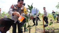 KAPOLDA Bali, Irjen Ida Bagus Kade Putra Narendra; melakukan penanaman pohon di Desa Kesiman Kertalangu, Denpasar Timur. Foto: ist KAPOLDA Bali, Irjen Ida Bagus Kade Putra Narendra; melakukan penanaman pohon di Desa Kesiman Kertalangu, Denpasar Timur. Foto: ist