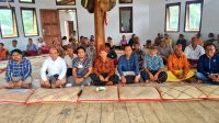 JAJARAN PLN saat duduk bersama masyarakat untuk menyampaikan informasi detail terkait rencana pengembangan Pembangkit Listrik Tenaga Panas Bumi (PLTP) Ulumbu unit 5-6 di Poco Leok. Foto: ist JAJARAN PLN saat duduk bersama masyarakat untuk menyampaikan informasi detail terkait rencana pengembangan Pembangkit Listrik Tenaga Panas Bumi (PLTP) Ulumbu unit 5-6 di Poco Leok. Foto: ist