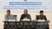 KADISNAKERTRANS NTB Gede Putu Aryadi (tengah) saat memimpin sidang Dewan Pengupahan NTB dengan agenda Pra Sidang UMP 2024. Foto: ist KADISNAKERTRANS NTB Gede Putu Aryadi (tengah) saat memimpin sidang Dewan Pengupahan NTB dengan agenda Pra Sidang UMP 2024. Foto: ist