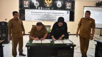 KADISNAKERTRANS NTB, I Gede Putu Aryadi (dua kiri) saat menandatangani kerja sama dengan dan CEO PT Total HR Indonesia, Aulia Febrina, Senin (13/11/2023). Foto: ist KADISNAKERTRANS NTB, I Gede Putu Aryadi (dua kiri) saat menandatangani kerja sama dengan dan CEO PT Total HR Indonesia, Aulia Febrina, Senin (13/11/2023). Foto: ist