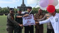 KETUA Bawaslu Bali, Agus Tirta Suguna (tengah) bersama Forkopimda bersiap melepas balon aneka warna usai apel siaga pengawasan Pemilu 2024 di Lapangan Renon, Senin (20/11/2023). Foto: ist KETUA Bawaslu Bali, Agus Tirta Suguna (tengah) bersama Forkopimda bersiap melepas balon aneka warna usai apel siaga pengawasan Pemilu 2024 di Lapangan Renon, Senin (20/11/2023). Foto: ist