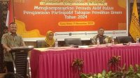 KETUA Bawaslu Kota Mataram, Muhamad Yusril (kiri), didampingi komisioner Efendi (kanan) saat membuka sosialisasi pengawasan pemilu partisipatif di Fave Hotel, Kita Mataram. Foto: ist KETUA Bawaslu Kota Mataram, Muhamad Yusril (kiri), didampingi komisioner Efendi (kanan) saat membuka sosialisasi pengawasan pemilu partisipatif di Fave Hotel, Kita Mataram. Foto: ist
