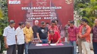 KETUA Tim Pemenangan Ganjar-Mahfud di Bali, Wayan Koster; menandatangani naskah deklarasi dukungan Fokus AMM Bali bersama Sekjen PDIP, Hasto Kristiyanto; dan Ketua Fokus AMM Bali, Ikhwan Syah Nasution, Sabtu (4/11/2023). Foto: ist KETUA Tim Pemenangan Ganjar-Mahfud di Bali, Wayan Koster; menandatangani naskah deklarasi dukungan Fokus AMM Bali bersama Sekjen PDIP, Hasto Kristiyanto; dan Ketua Fokus AMM Bali, Ikhwan Syah Nasution, Sabtu (4/11/2023). Foto: ist