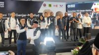 KETUA Tim Pemenangan Nasional (TPN) Ganjar-Mahfud, Arsjad Rasjid (kiri), saat menyerahkan SK TPD Ganjar-Mahfud kepada Ketua DPW PPP NTB, Muzihir, sebagai Ketua Koalisi Parpol di NTB, akhir pekan lalu. Foto: ist KETUA Tim Pemenangan Nasional (TPN) Ganjar-Mahfud, Arsjad Rasjid (kiri), saat menyerahkan SK TPD Ganjar-Mahfud kepada Ketua DPW PPP NTB, Muzihir, sebagai Ketua Koalisi Parpol di NTB, akhir pekan lalu. Foto: ist