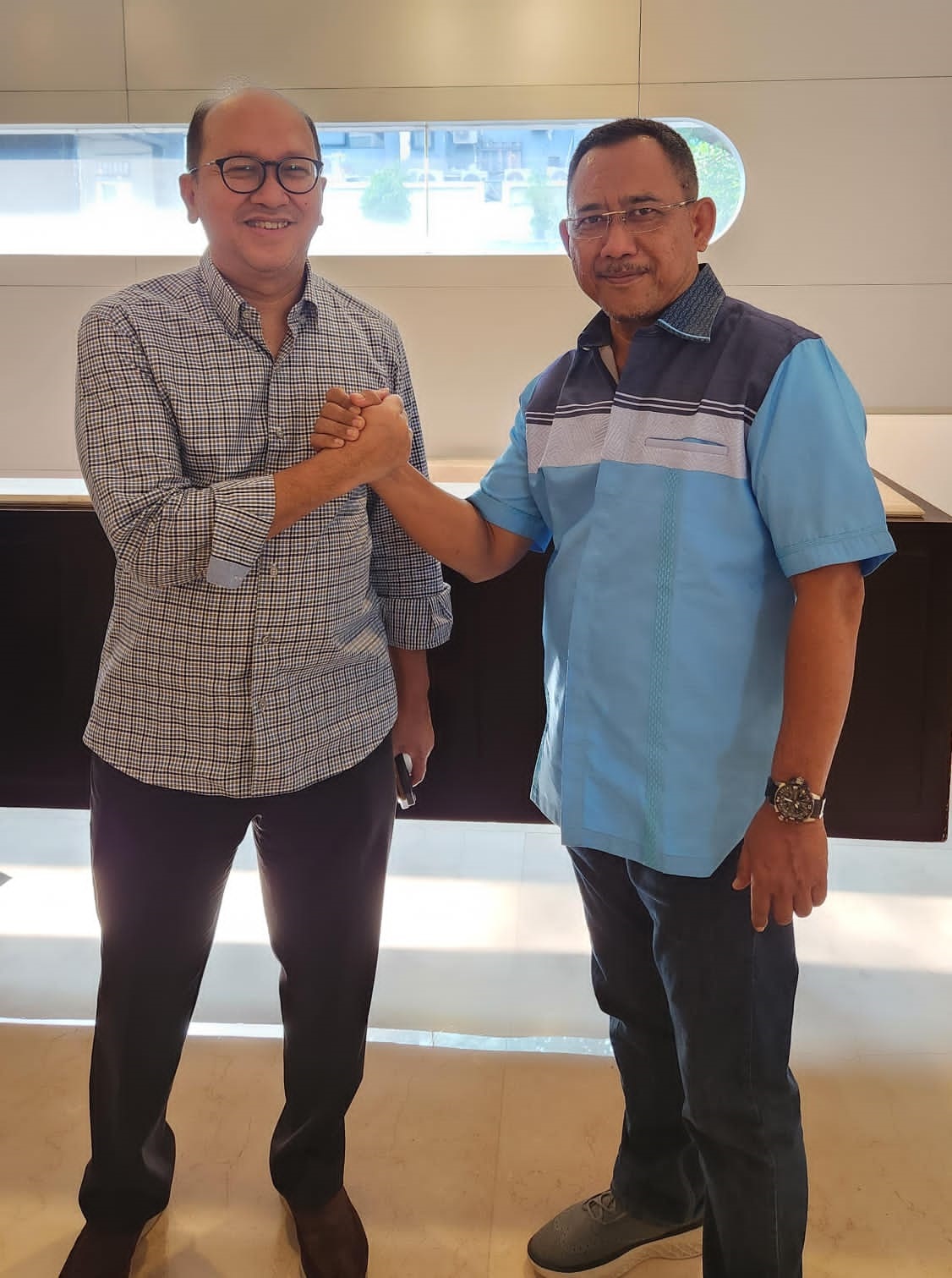 KETUA TKN Rosan Perkasa Roeslaini (kiri) saat bersama Faurani usai ditunjuk sebagai Ketua TKD Prabowo-Gibran. Foto: ist