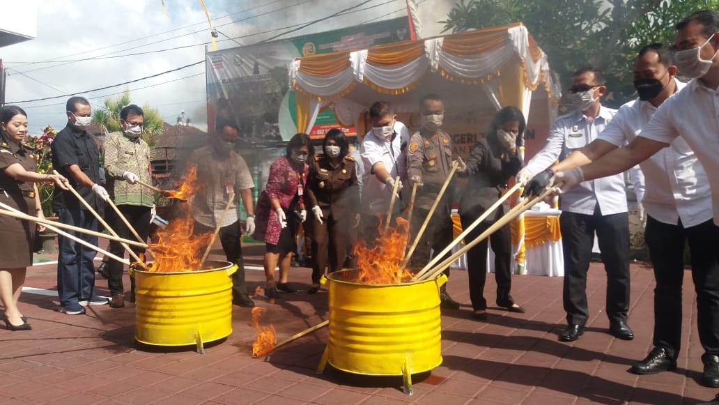 KEJARI Tabanan memusnahkan BB hasil penanganan perkara tindak pidana umum yang telah berkekuatan hukum tetap selama periode Semester II Tahun 2023, di halaman depan Kantor Kejari Tabanan, Rabu (22/11/2023). Foto: ist