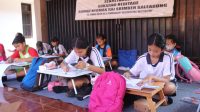 PULUHAN peserta mengikuti lomba menggambar tokoh Rai Serimben di Situs Cagar Budaya Rumah Nyoman Rai Serimben pada Kamis (2/11/2023). Foto: ist PULUHAN peserta mengikuti lomba menggambar tokoh Rai Serimben di Situs Cagar Budaya Rumah Nyoman Rai Serimben pada Kamis (2/11/2023). Foto: ist