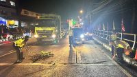 POLISI melakukan olah TKP lakalantas di jalan jalur Denpasar-Gilimanuk, termasuk Banjar Pasekan, Desa Abiantuwung, Kecamatan Kediri, Tabanan, Sabtu (4/11/2023) petang. Foto: ist POLISI melakukan olah TKP lakalantas di jalan jalur Denpasar-Gilimanuk, termasuk Banjar Pasekan, Desa Abiantuwung, Kecamatan Kediri, Tabanan, Sabtu (4/11/2023) petang. Foto: ist