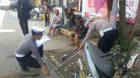 POLISI melakukan olah TKP di tempat kejadian kecelakaan di Banjar Batur Selatan, Desa Batur Selatan. Pemotor I Nyoman Mandiyasa (24), meninggal setelah menabrak bak belakang truk yang sedang berhenti di pinggir jalan, Jumat (10/11/2023) dini hari. Foto: ist POLISI melakukan olah TKP di tempat kejadian kecelakaan di Banjar Batur Selatan, Desa Batur Selatan. Pemotor I Nyoman Mandiyasa (24), meninggal setelah menabrak bak belakang truk yang sedang berhenti di pinggir jalan, Jumat (10/11/2023) dini hari. Foto: ist