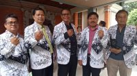 KETUA PGRI Bali, I Komang Arta Saputra (tengah); didampingi Ketua PGRI Kota Denpasar, I Ketut Suarya (dua dari kanan), bersama pengurus I Gusti Ngurah Wiratha, Ngakan Nyoman Kartha; dan Ishak Jafar Nasution. Foto: tra KETUA PGRI Bali, I Komang Arta Saputra (tengah); didampingi Ketua PGRI Kota Denpasar, I Ketut Suarya (dua dari kanan), bersama pengurus I Gusti Ngurah Wiratha, Ngakan Nyoman Kartha; dan Ishak Jafar Nasution. Foto: tra
