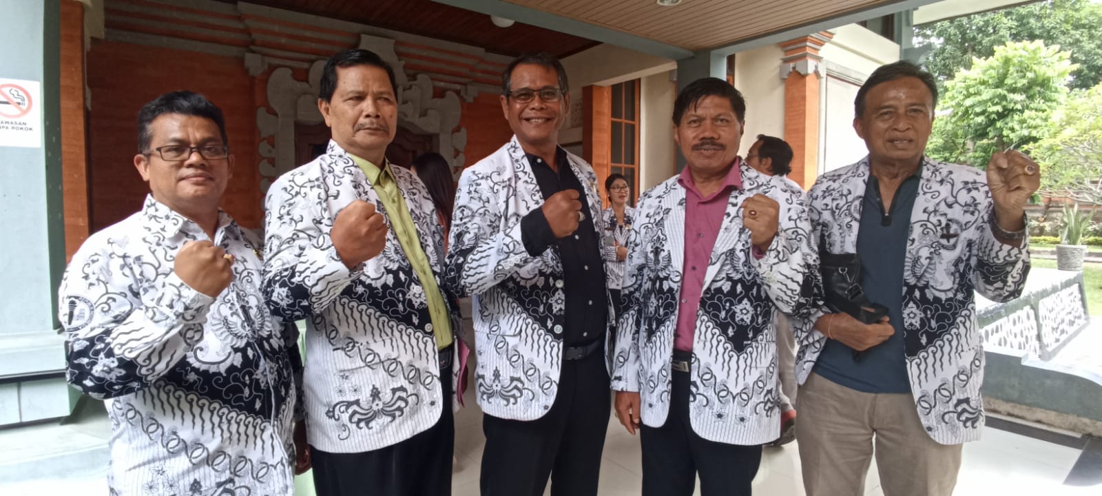 KETUA PGRI Bali, I Komang Arta Saputra (tengah); didampingi Ketua PGRI Kota Denpasar, I Ketut Suarya (dua dari kanan), bersama pengurus I Gusti Ngurah Wiratha, Ngakan Nyoman Kartha; dan Ishak Jafar Nasution. Foto: tra