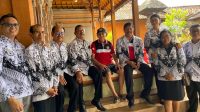 JAJARAN Pengurus PGRI Kota Denpasar dipimpin Ketut Suarya, saat mengunjungi mantan Korwas, I Made Bandung, Rabu (15/11/2023). Foto: ist JAJARAN Pengurus PGRI Kota Denpasar dipimpin Ketut Suarya, saat mengunjungi mantan Korwas, I Made Bandung, Rabu (15/11/2023). Foto: ist