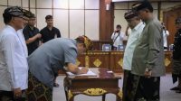 PJ. Gubernur Sang Made Mahendra Jaya membubuhkan tanda tangan dalam naskah NPHD untuk pendanaan kegiatan Pilkada Serentak 2024, disaksikan Ketua KPU dan Ketua Bawaslu Bali. Foto: ist PJ. Gubernur Sang Made Mahendra Jaya membubuhkan tanda tangan dalam naskah NPHD untuk pendanaan kegiatan Pilkada Serentak 2024, disaksikan Ketua KPU dan Ketua Bawaslu Bali. Foto: ist