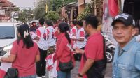 PEMBAGIAN kaos kepada warga yang melintas di depan posko pemenangan relawan Ganjar-Mahfud. Foto: adi PEMBAGIAN kaos kepada warga yang melintas di depan posko pemenangan relawan Ganjar-Mahfud. Foto: adi