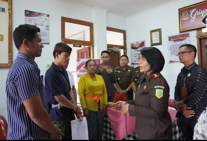 KEJARI Tabanan hentikan perkara dengan RJ terhadap eks karyawan Indomaret yang sebelumnya ditetapkan sebagai tersangka kasus penggelapan, yang dilaksanakan di Kantor Camat Selemadeg Timur, Rabu (22/11/2023). Foto: ist