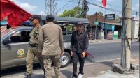 HERY Indrawan (kanan) bersama petugas Satpol PP Badung saat penurunan APS caleg dan partai politik yang melanggar di wilayah Badung. Foto: ist HERY Indrawan (kanan) bersama petugas Satpol PP Badung saat penurunan APS caleg dan partai politik yang melanggar di wilayah Badung. Foto: ist