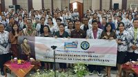 BUNDA PAUD Kota Denpasar, Sagung Antari Jaya, bersama Ketua PGRI Kota Denpasar, Ketut Suarya, foto bersama ratusan guru TK dan SD se-Kota Denpasar saat mengikuti seminar “Transisi PAUD ke SD yang Menyenangkan”, Sabtu (18/11/2023). Foto: tra BUNDA PAUD Kota Denpasar, Sagung Antari Jaya, bersama Ketua PGRI Kota Denpasar, Ketut Suarya, foto bersama ratusan guru TK dan SD se-Kota Denpasar saat mengikuti seminar “Transisi PAUD ke SD yang Menyenangkan”, Sabtu (18/11/2023). Foto: tra