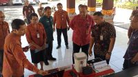 TIM Nasional Penganugerahan Satya Lencana Karya Bhakti Praja Nugraha kepada Wali Kota Denpasar oleh Presiden RI menyimak memaparan karya inovasi siswa SMPN 9 Denpasar saat kunjungan lapangan di SMPN 9 Denpasar, Selasa (21/11/2023). Foto: tra TIM Nasional Penganugerahan Satya Lencana Karya Bhakti Praja Nugraha kepada Wali Kota Denpasar oleh Presiden RI menyimak memaparan karya inovasi siswa SMPN 9 Denpasar saat kunjungan lapangan di SMPN 9 Denpasar, Selasa (21/11/2023). Foto: tra