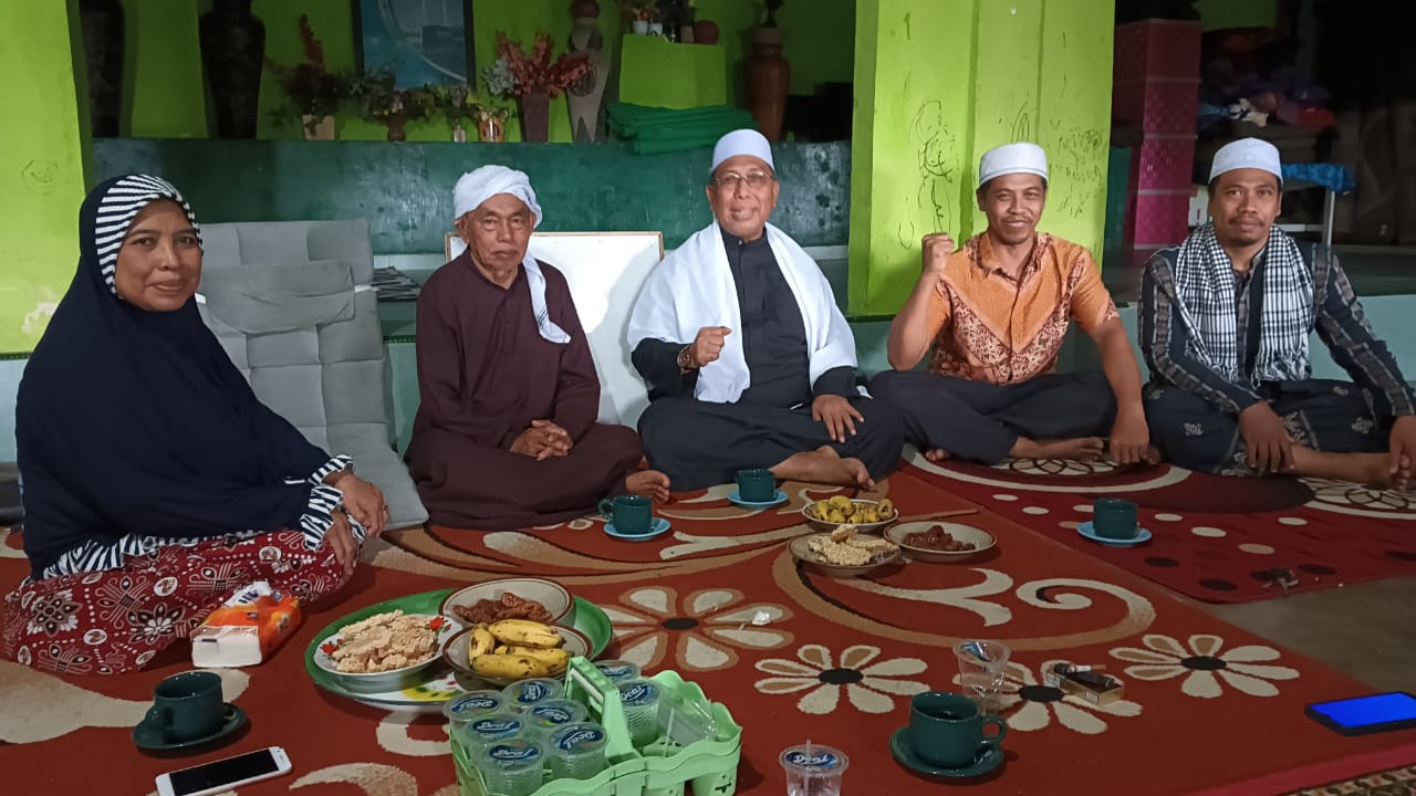 TGH. Kamalsyah, Bakan, Lombok Tengah (dua kiri) saat menerima silaturahmi TGH Hazmi Hamzar di kediamannya di Loteng. Foto: ist