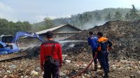 WARGA Banjar Bugbug Klod, Desa Bugbug, Kecamatan Karangasem digegerkan dengan kebakaran tumpukan sampah di Tempat Pengelolaan Sampah (TPS) di sekitar Banjar Bugbug Klod, Rabu (1/11/2023) pagi. Foto: ist WARGA Banjar Bugbug Klod, Desa Bugbug, Kecamatan Karangasem digegerkan dengan kebakaran tumpukan sampah di Tempat Pengelolaan Sampah (TPS) di sekitar Banjar Bugbug Klod, Rabu (1/11/2023) pagi. Foto: ist