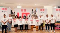 UNIQLO meluncurkan layanan kustomisasi T-shirt dan Tote Bag UTme! dengan melibatkan 5 seniman lokal Bali pada Rabu (1/11/2023) di Mal Bali Galeria. Foto: ist UNIQLO meluncurkan layanan kustomisasi T-shirt dan Tote Bag UTme! dengan melibatkan 5 seniman lokal Bali pada Rabu (1/11/2023) di Mal Bali Galeria. Foto: ist
