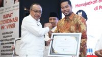 WABUP Dany saat menerima penghargaan oleh Pj Gubernur NTB. Foto: ist WABUP Dany saat menerima penghargaan oleh Pj Gubernur NTB. Foto: ist