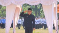 WAKIL Bupati Jembrana, I Gede Ngurah Patriana Krisna, memimpin upacara peringatan Hari Pahlawan ke-78 di Stadion Pecangakan Negara, Jumat (10/11/2023). Foto: ist