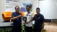 KETUA BAN S/M Bali, Wayan Suwira, menyerahkan dokumen rekomendasi hasil akreditasi kepada salah seorang perwakilan dari Dinas Pendidikan Kabupaten di Bali, didampingi anggota BAN S/M Bali, Moh. Sahlan. Foto: ist KETUA BAN S/M Bali, Wayan Suwira, menyerahkan dokumen rekomendasi hasil akreditasi kepada salah seorang perwakilan dari Dinas Pendidikan Kabupaten di Bali, didampingi anggota BAN S/M Bali, Moh. Sahlan. Foto: ist