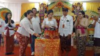 PUNCAK HUT ke-20 SMPN 11 Denpasar, Kamis (14/12/2023) ditandatangani dengan pemotongan kue ulang tahun oleh Kasek Komang Anggreni, disaksikan oleh Kabid Pembinaan SMP Disdikpora Kota Denpasar, AA Putu Astara. Foto: tra PUNCAK HUT ke-20 SMPN 11 Denpasar, Kamis (14/12/2023) ditandatangani dengan pemotongan kue ulang tahun oleh Kasek Komang Anggreni, disaksikan oleh Kabid Pembinaan SMP Disdikpora Kota Denpasar, AA Putu Astara. Foto: tra