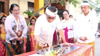 WALI Kota Denpasar, IGN Jaya Negara, saat menandatangani prasasti dalam upacara peresmian gedung SD Negeri 2 Penatih, Kecamatan Denpasar Timur, Selasa (12/12/2023). Foto: ist WALI Kota Denpasar, IGN Jaya Negara, saat menandatangani prasasti dalam upacara peresmian gedung SD Negeri 2 Penatih, Kecamatan Denpasar Timur, Selasa (12/12/2023). Foto: ist