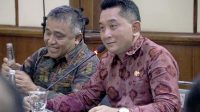 AGUS Tirta Suguna (kanan) bersama Ketua KPU Bali, I Dewa Agung Gede Lidartawan, saat menerima kunjungan kerja reses Komisi II DPR RI di Wiswa Sabha Utama, Rabu (6/12/2023). Foto: ist AGUS Tirta Suguna (kanan) bersama Ketua KPU Bali, I Dewa Agung Gede Lidartawan, saat menerima kunjungan kerja reses Komisi II DPR RI di Wiswa Sabha Utama, Rabu (6/12/2023). Foto: ist