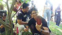 PETIK buah kakao dilakukan Muhammad Zinedine Alam Ganjar, saat berkunjung ke pabrik coklat Cau Chocolate di Banjar Cau, Desa Tua, Kecamatan Marga, Senin (18/12/2023). Foto: ist PETIK buah kakao dilakukan Muhammad Zinedine Alam Ganjar, saat berkunjung ke pabrik coklat Cau Chocolate di Banjar Cau, Desa Tua, Kecamatan Marga, Senin (18/12/2023). Foto: ist