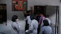 ASN Lapas Kelas IIB Tabanan melaksanakan kegiatan penggeledahan ke blok hunian WBP, Selasa (19/12/2023). Foto: ist ASN Lapas Kelas IIB Tabanan melaksanakan kegiatan penggeledahan ke blok hunian WBP, Selasa (19/12/2023). Foto: ist