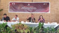 I Dewa Agung Gede Lidartawan (pegang mic) bersama IGN Agus Darmasanjaya (kiri), John Darmawan (dua kiri) dan Luh Putu Widyastini (kanan) saat memaparkan kegiatan KPU menuju Pemilu 2024 dalam riung media, Selasa (19/12/2023). Foto: hen I Dewa Agung Gede Lidartawan (pegang mic) bersama IGN Agus Darmasanjaya (kiri), John Darmawan (dua kiri) dan Luh Putu Widyastini (kanan) saat memaparkan kegiatan KPU menuju Pemilu 2024 dalam riung media, Selasa (19/12/2023). Foto: hen