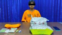 PENGEDAR narkoba BLV (24) berikut barang bukti 1 Kg ganja diamankan di kantor BNNP Bali, Kamis (30/11)2023). Foto: ist
