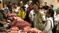 KATIM Satgas Pangan Polri dipimpin Kombes Yuliar Kus Nugroho, turun langsung ke lapangan untuk memantau kondisi stok dan harga pangan di dua pasar utama di Kota Denpasar, yaitu Pasar Badung dan Pasar Kreneng pada Rabu (13/12/2023). Foto: ist KATIM Satgas Pangan Polri dipimpin Kombes Yuliar Kus Nugroho, turun langsung ke lapangan untuk memantau kondisi stok dan harga pangan di dua pasar utama di Kota Denpasar, yaitu Pasar Badung dan Pasar Kreneng pada Rabu (13/12/2023). Foto: ist